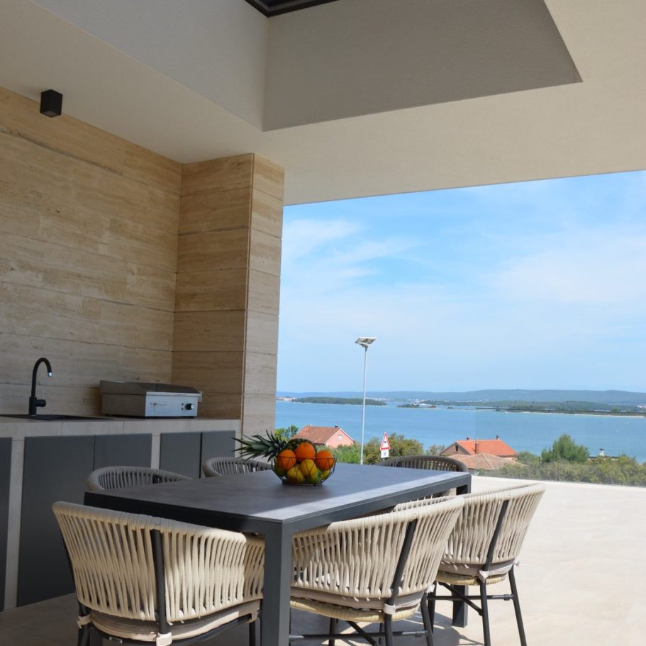 Aussenküche mit Grillmöglichkeit lädt zum Verweilen ein