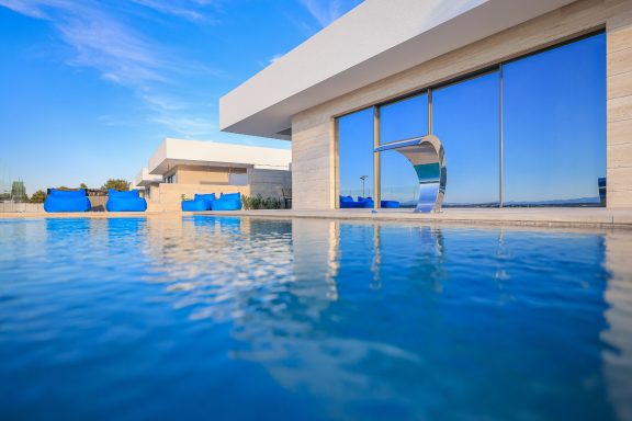 beheizter Pool mit Meerblick