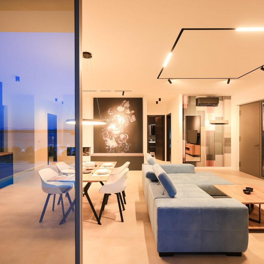 Offener Wohnbereich der Villa View mit großen Panoramafenstern und Meerblick