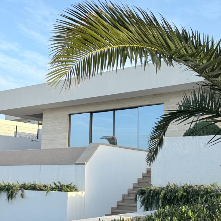 privates Grundstück mit 2 Aussenparkplätzen, welche mit einem Tor abgetrennt werden können.